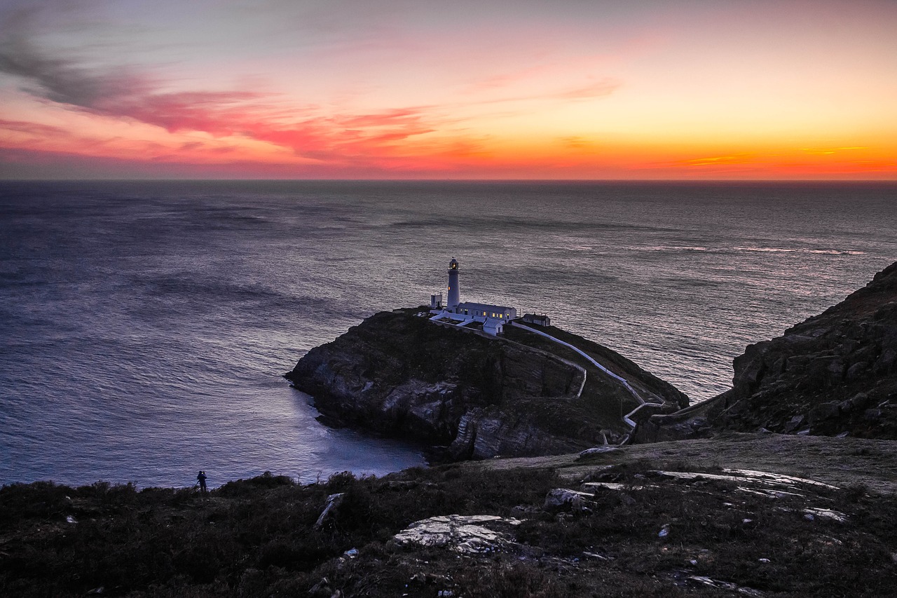Image - lighthouse ocean in the evening