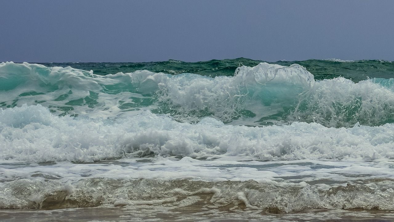 Image - wave smashing water spray foam