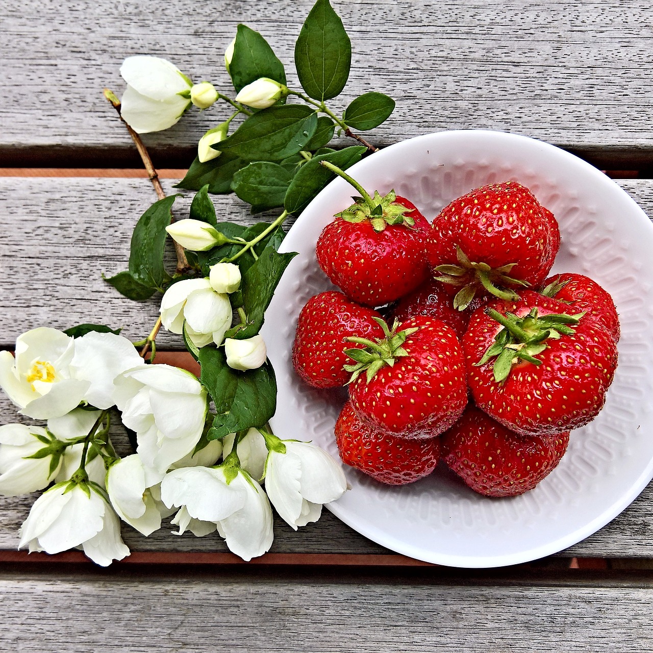 Image - strawberries fruits large ripe