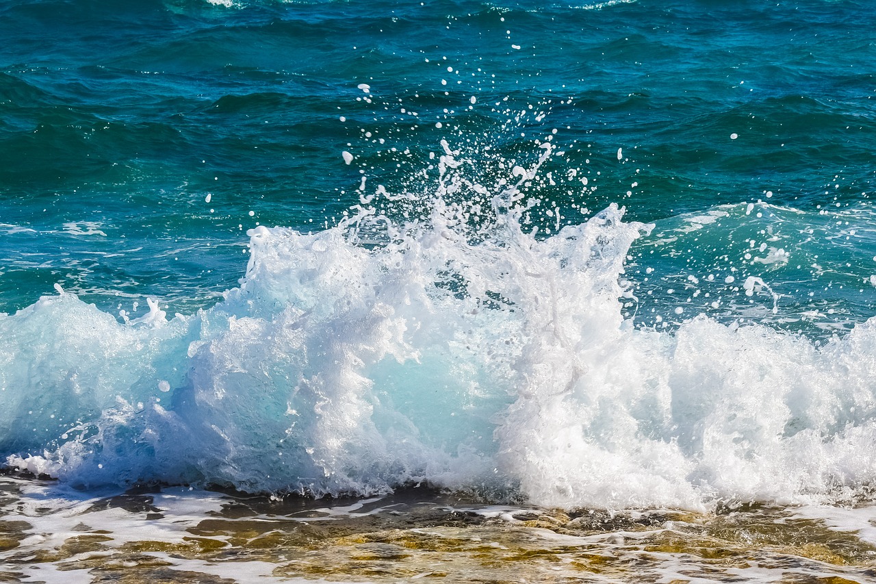 Image - spray foam drops wave smashing