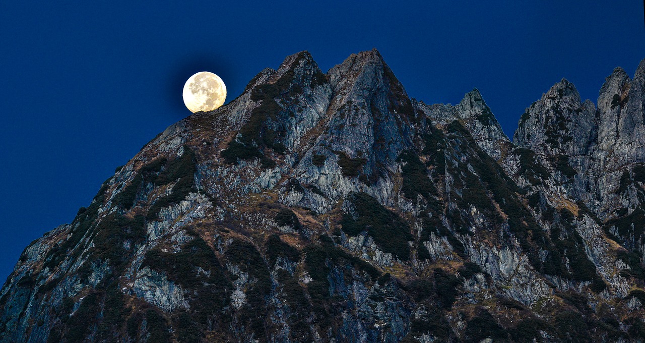 Image - mountainous landscape full moon 剣岳