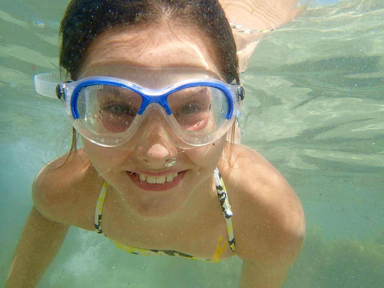 Image - underwater girl goggles swimming