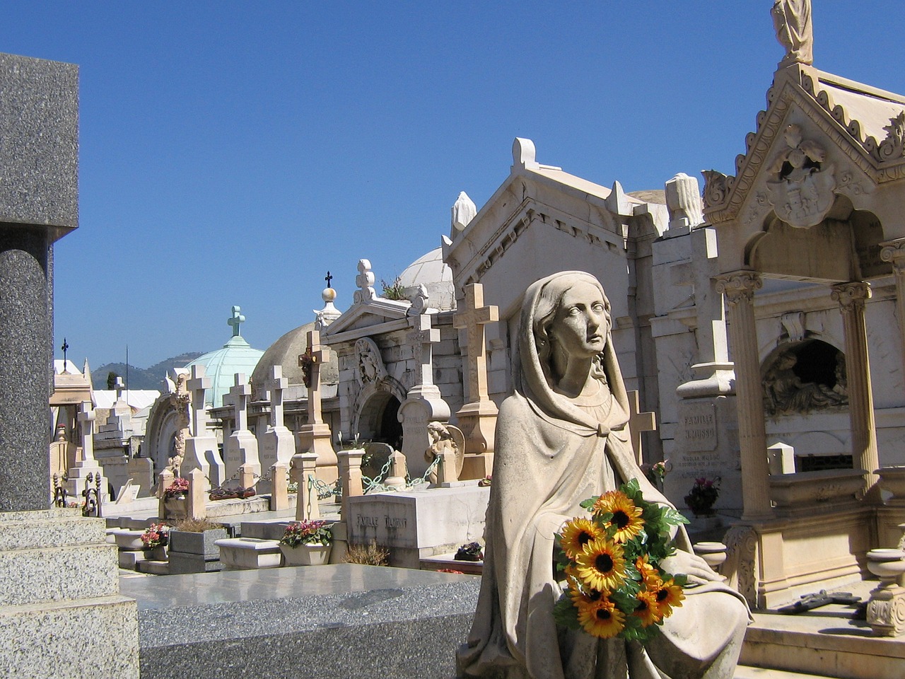 Image - nice graveyard church