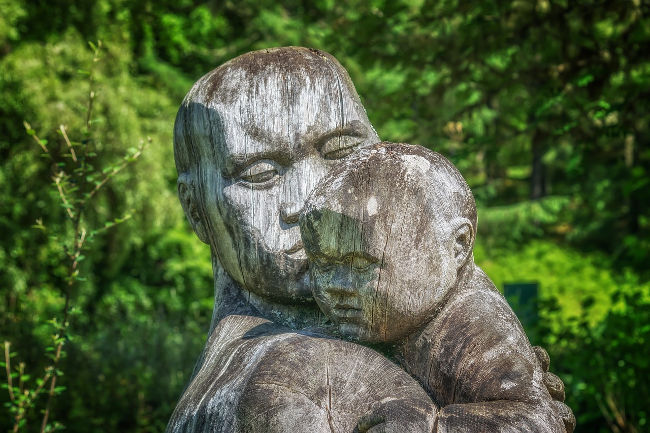 Image - sculpture wood child parents