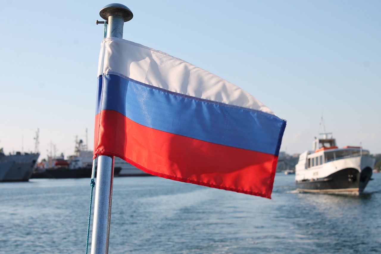 Image - flag of russia russia on the sea