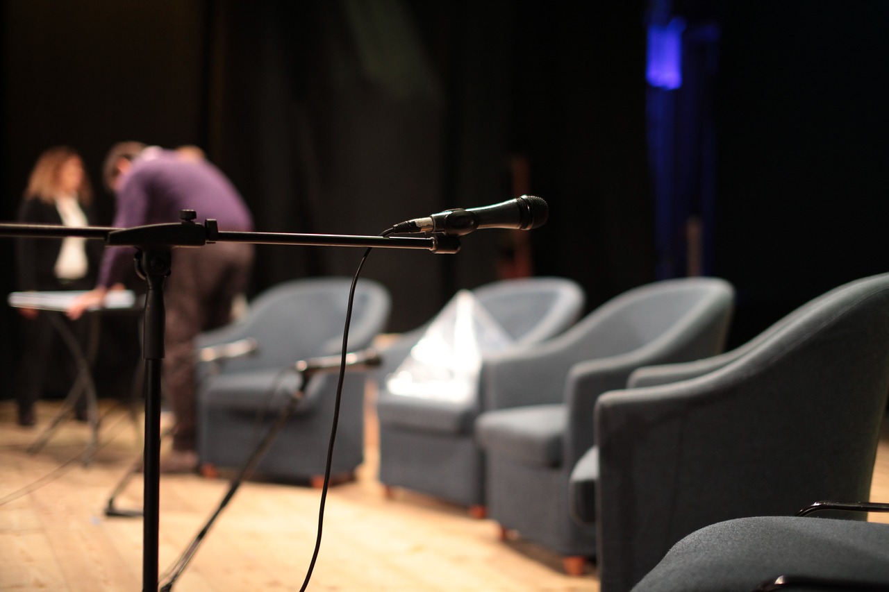 Image - teatro sofa microphone people