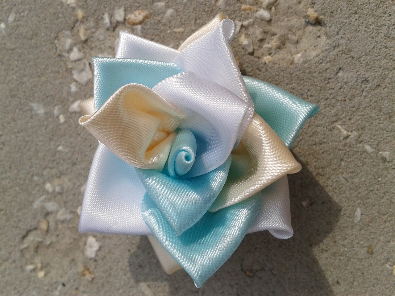 Image - kanzashi rose white blue yellow