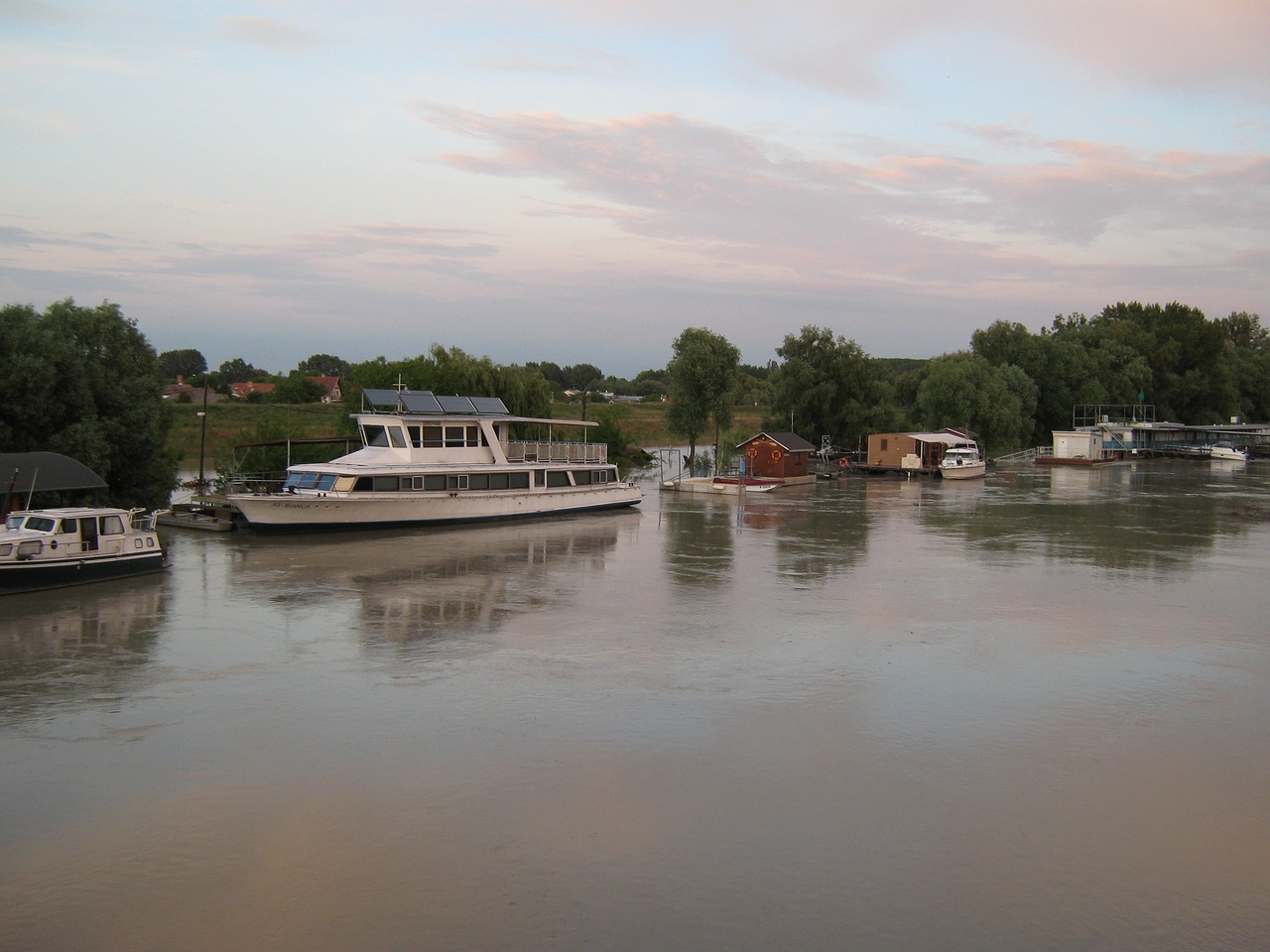 Image - danube slovakia it flood war