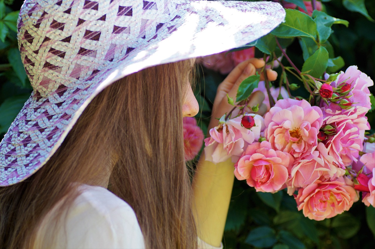 Image - the girl in the hat hat rose