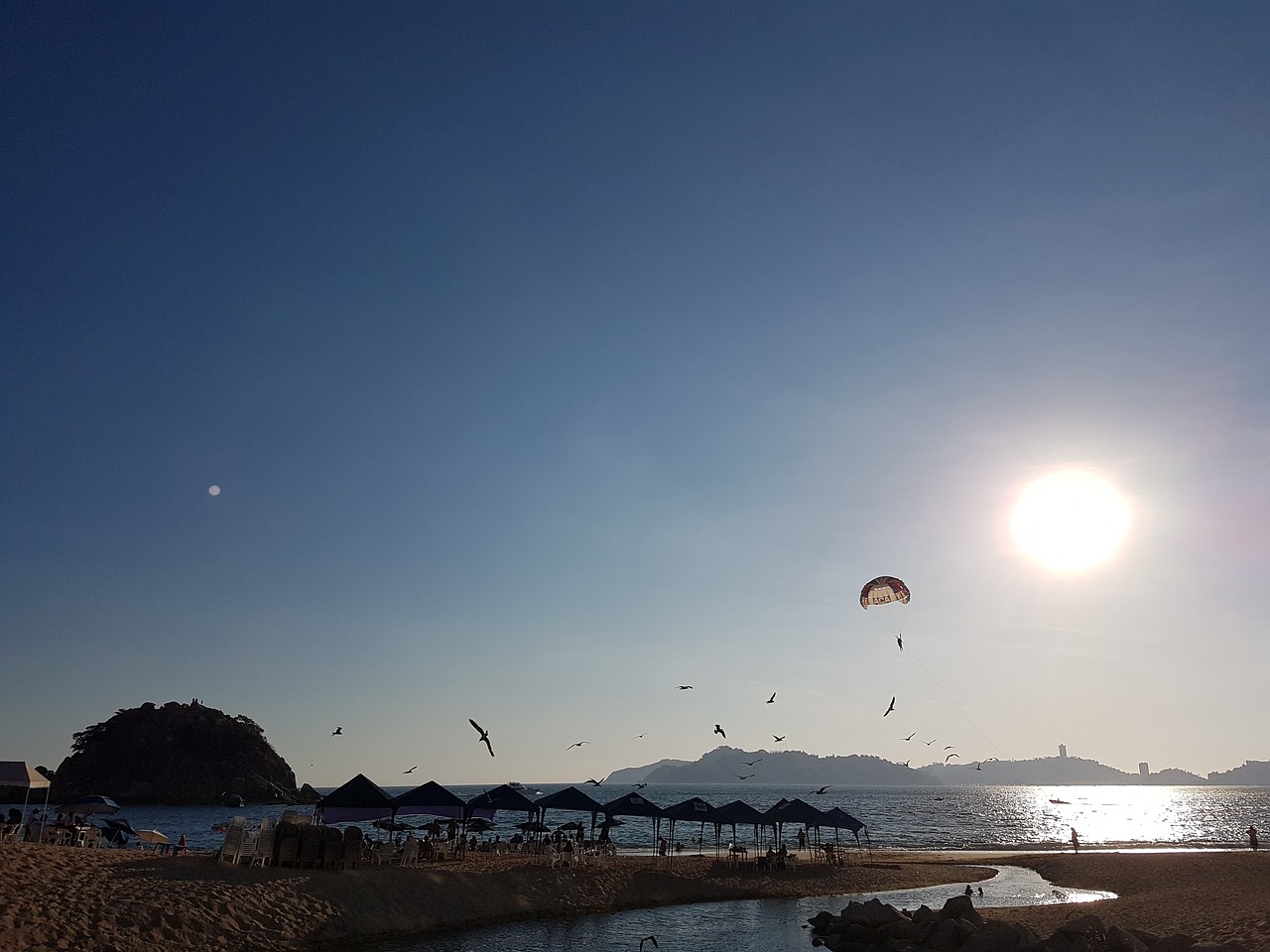 Image - sun parachute morro acapulco sea