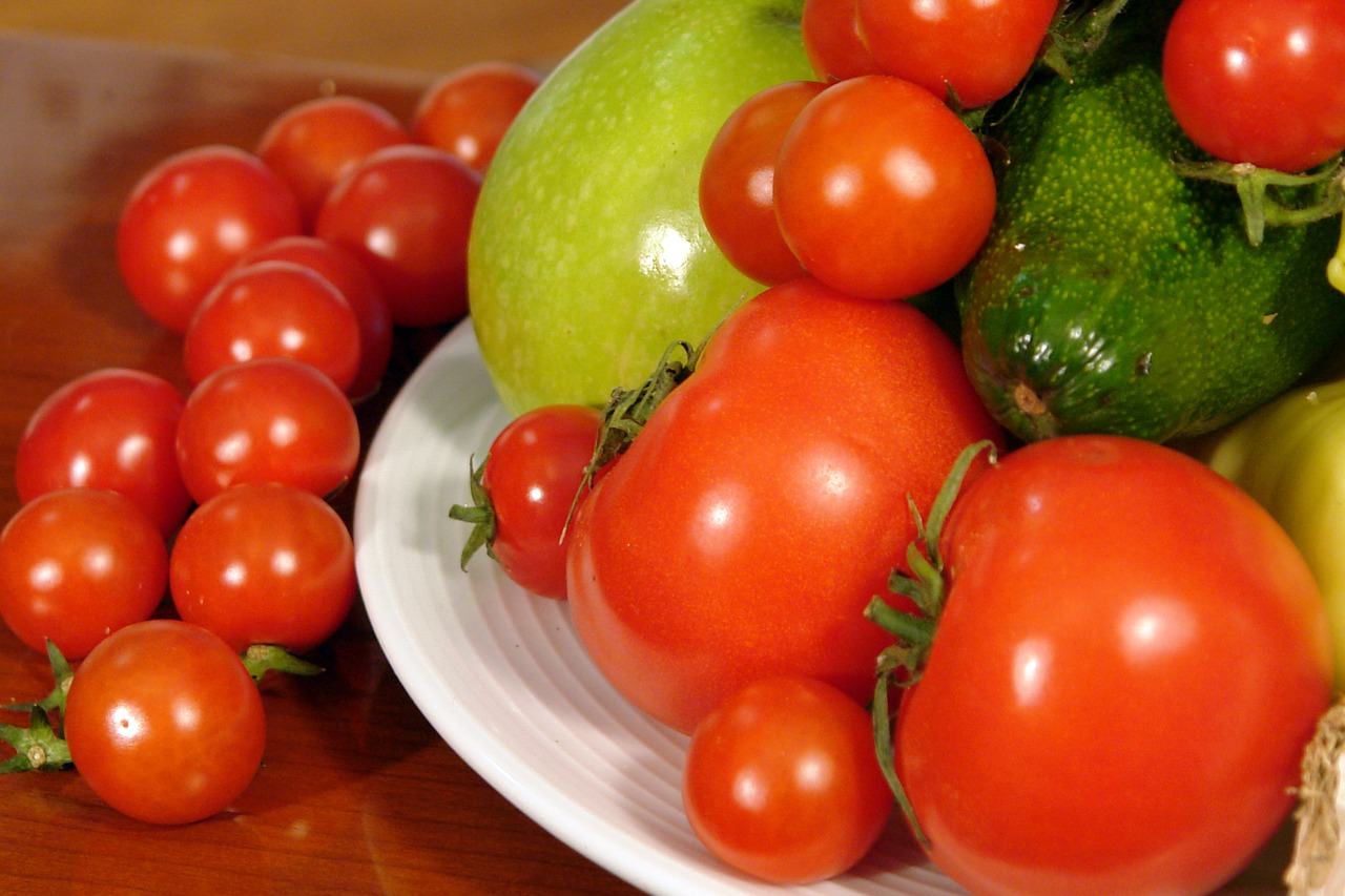 Image - tomatoes avocado food healthy