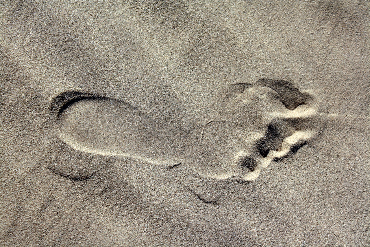 Image - footprint sand beach barefoot