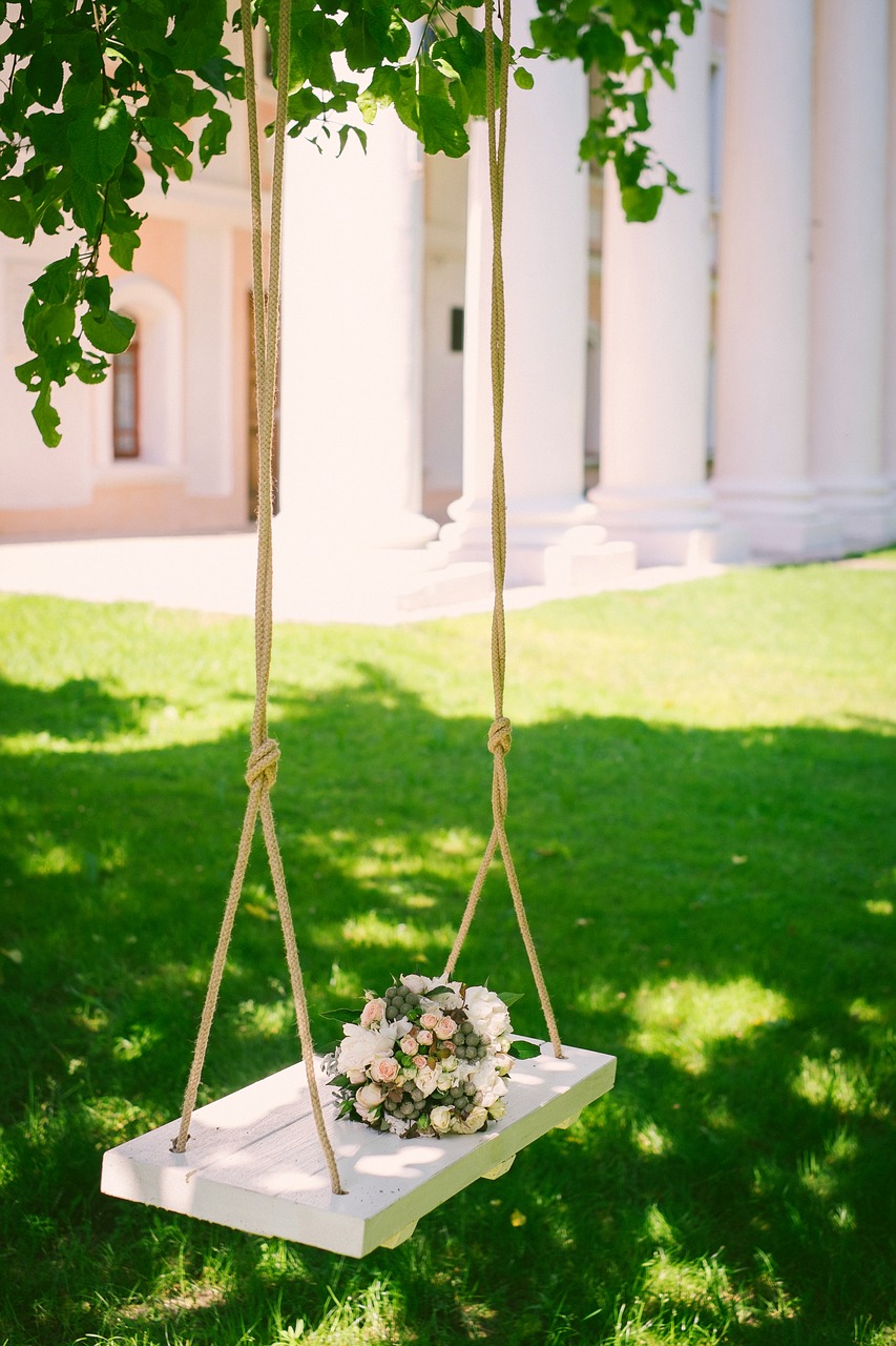 Image - wedding bouquet on the swing