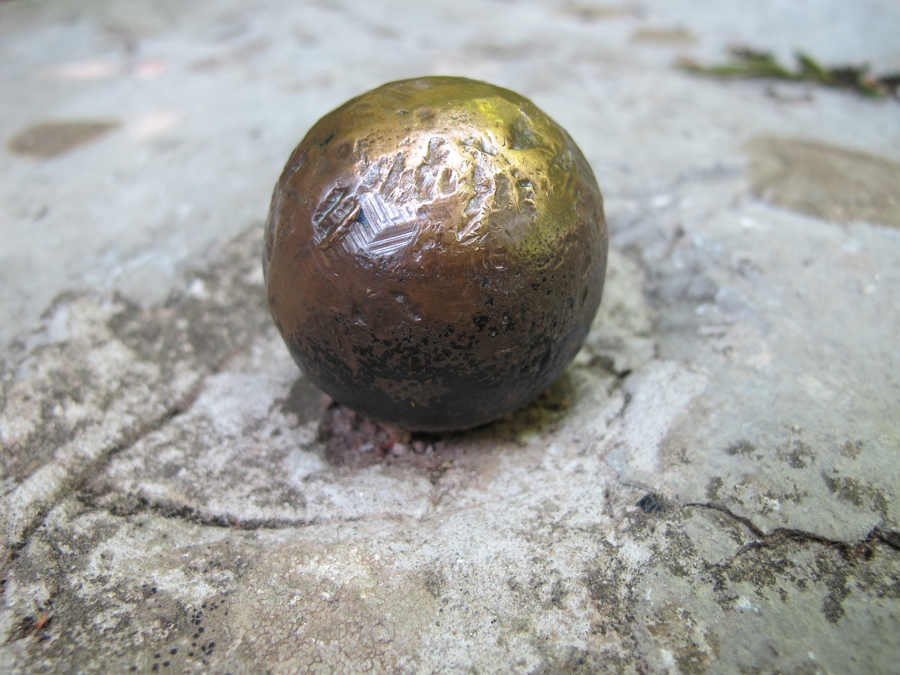 Image - ball brass sculpture