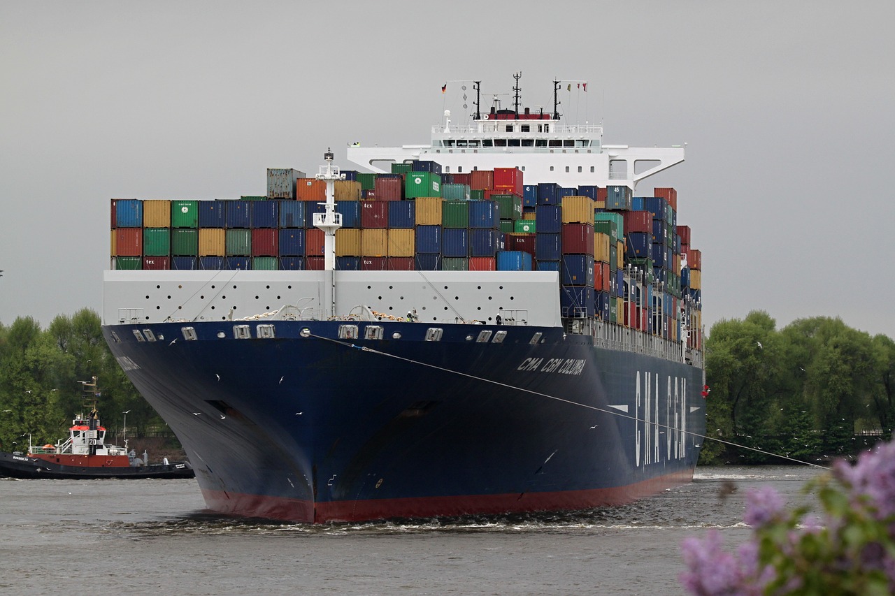 Image - container ship river boot