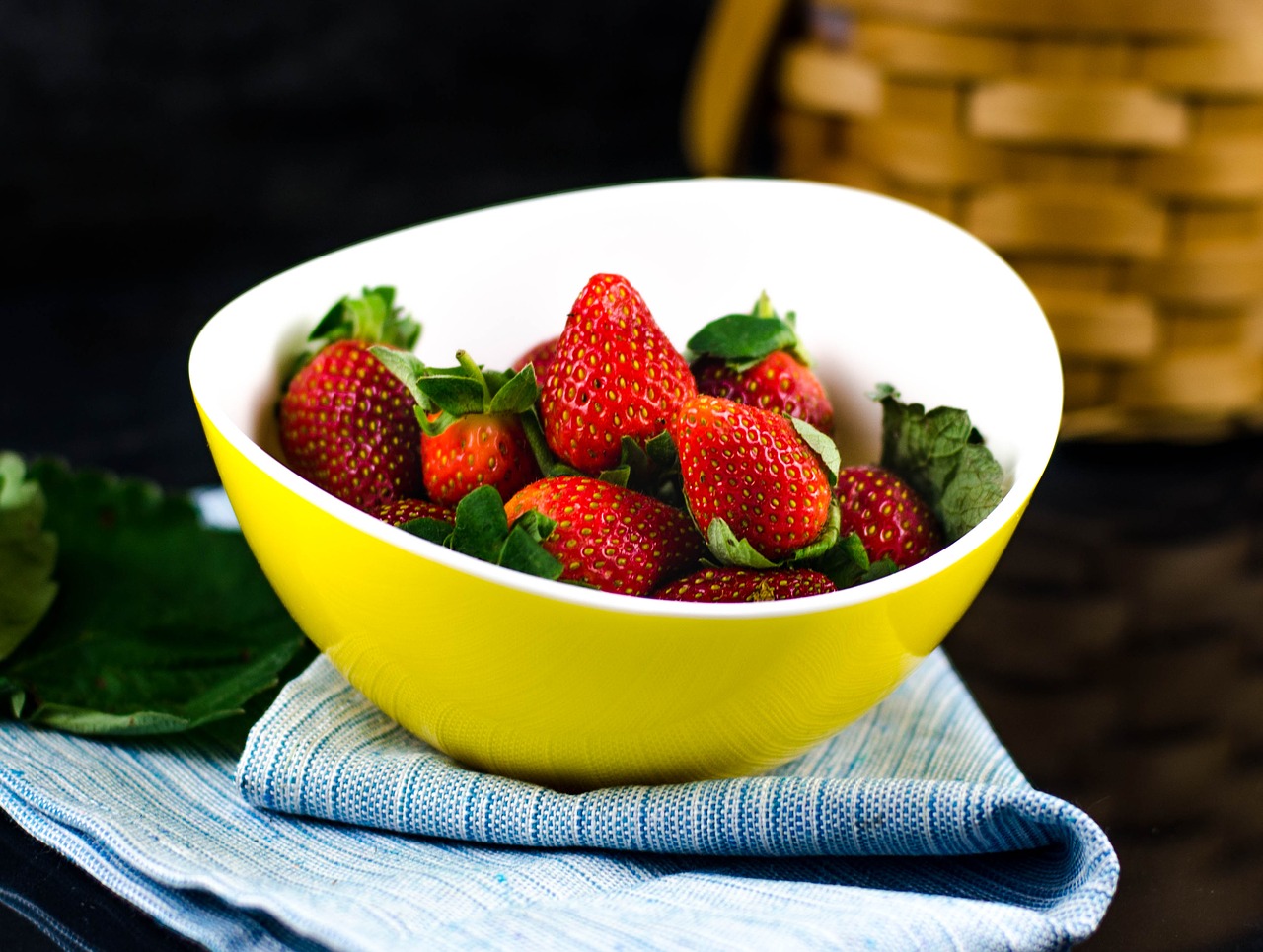 Image - strawberry in yellow bowl