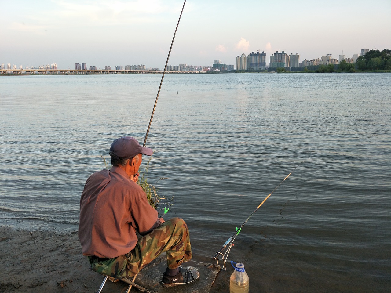 Image - people the old man fishing