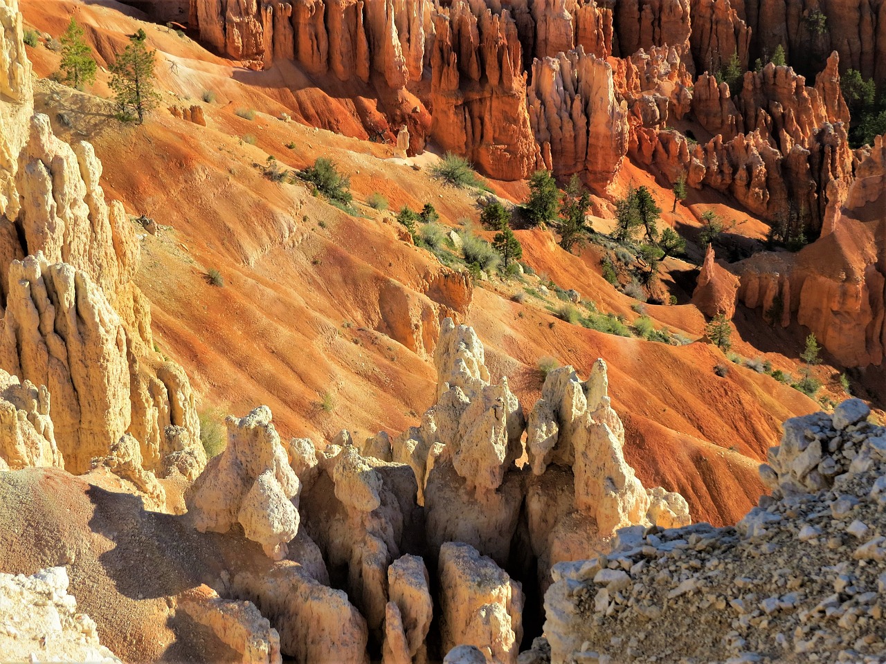 Image - bryce canyon red sandstone hiking