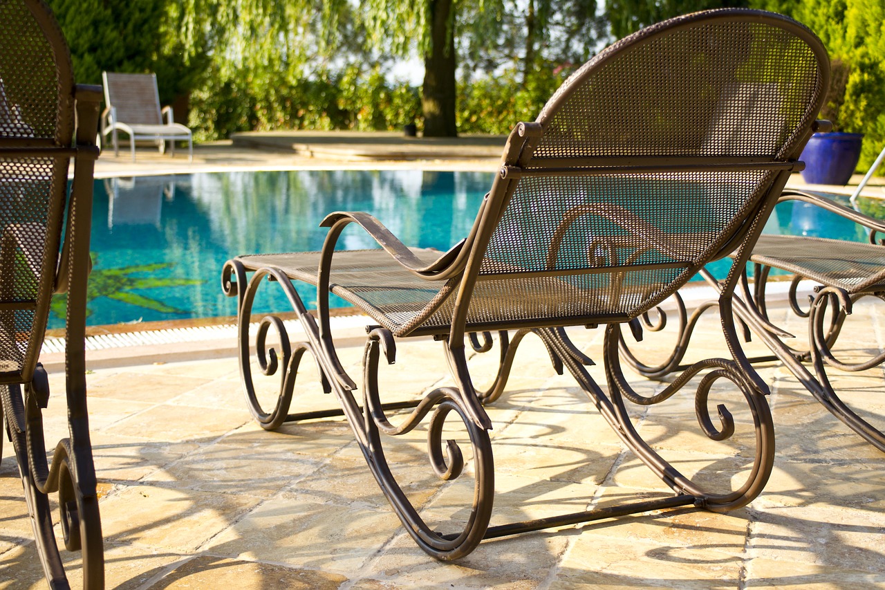 Image - sunbeds pool water relax luxury