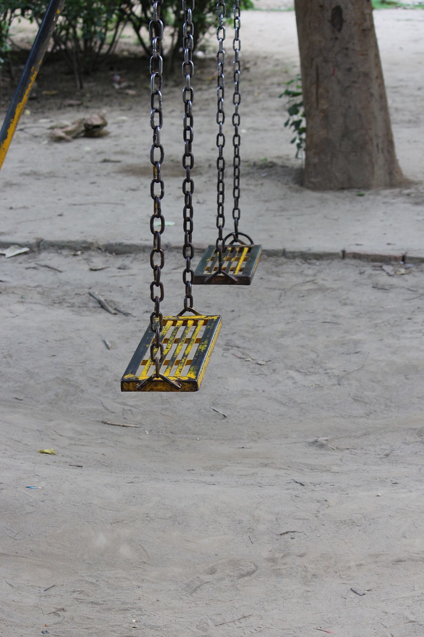 Image - swing empty park