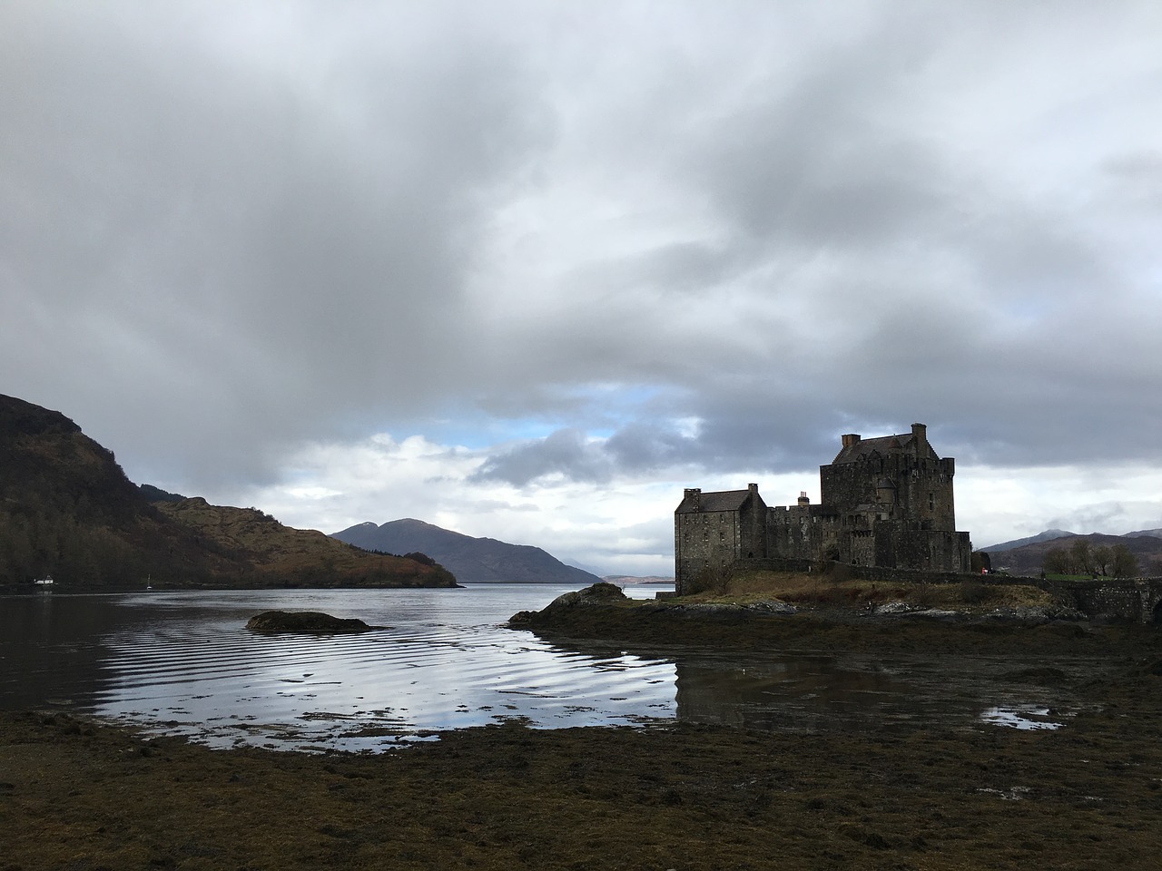 Image - scotland castle highlander loch