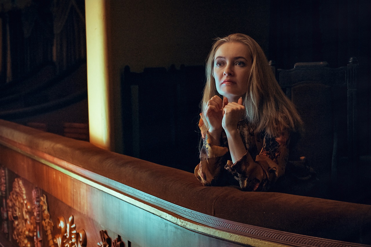 Image - theatre viewer girl blonde view