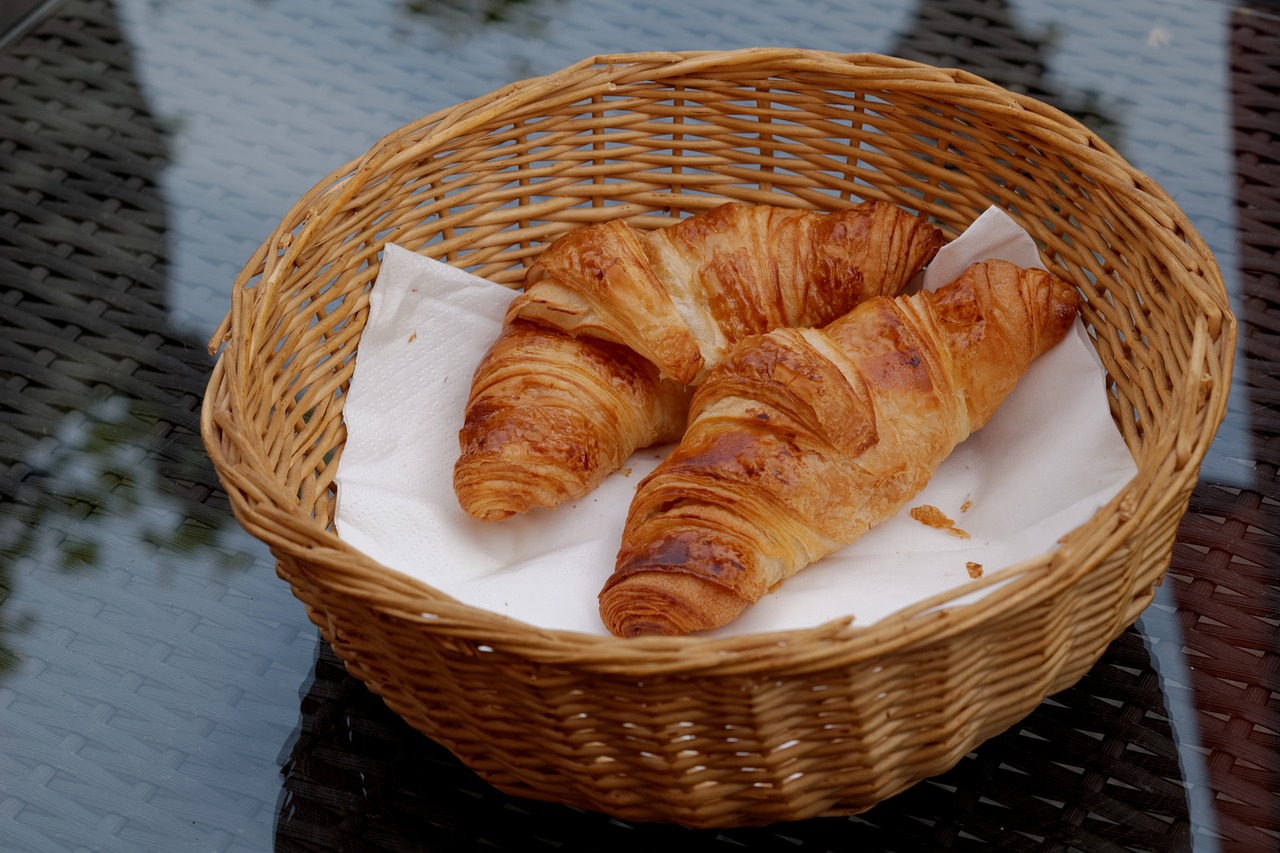 Image - croissant breakfast eat food