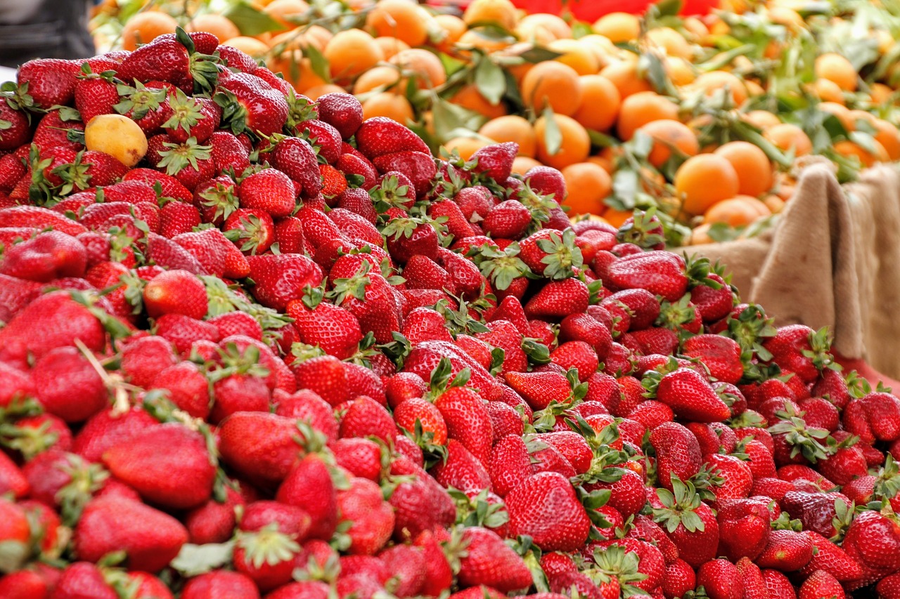 Image - strawberries oranges market food