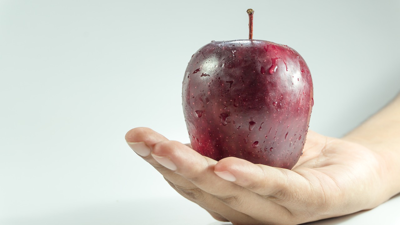 Image - apple hand holding red woman food