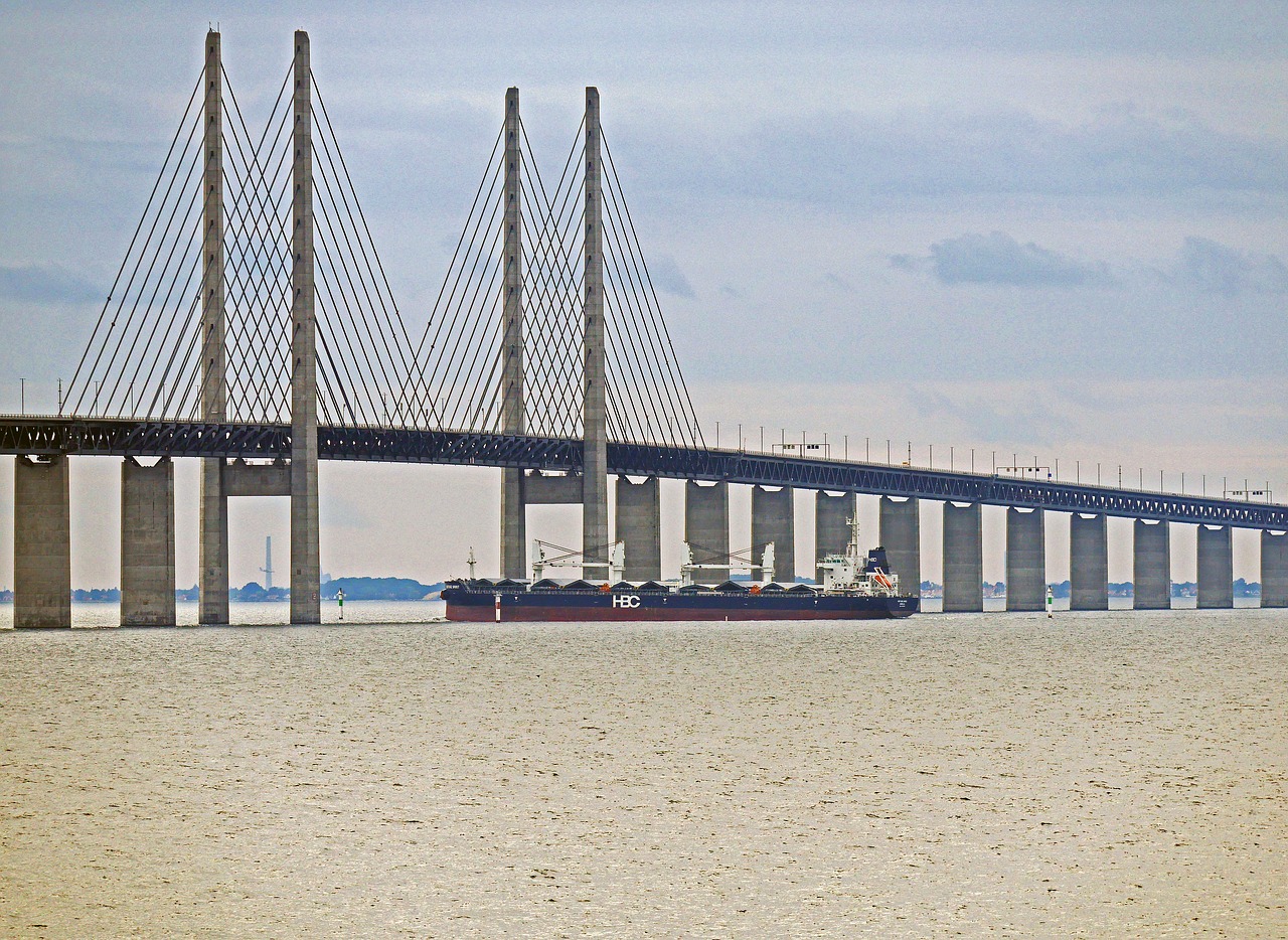 Image - oresund bridge frachtschiff