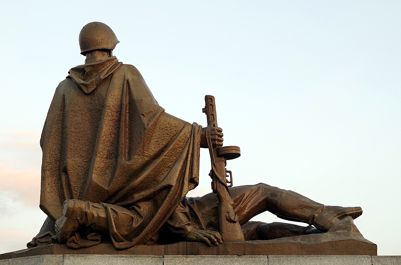 Image - monument sculpture soldier soviet