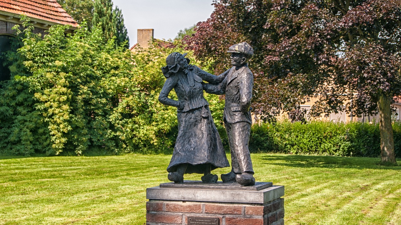 Image - giethoorn statue garden brass