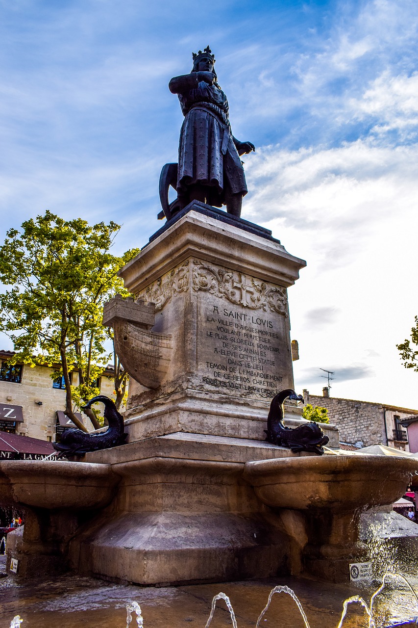 Image - fountain le grau du roi statue