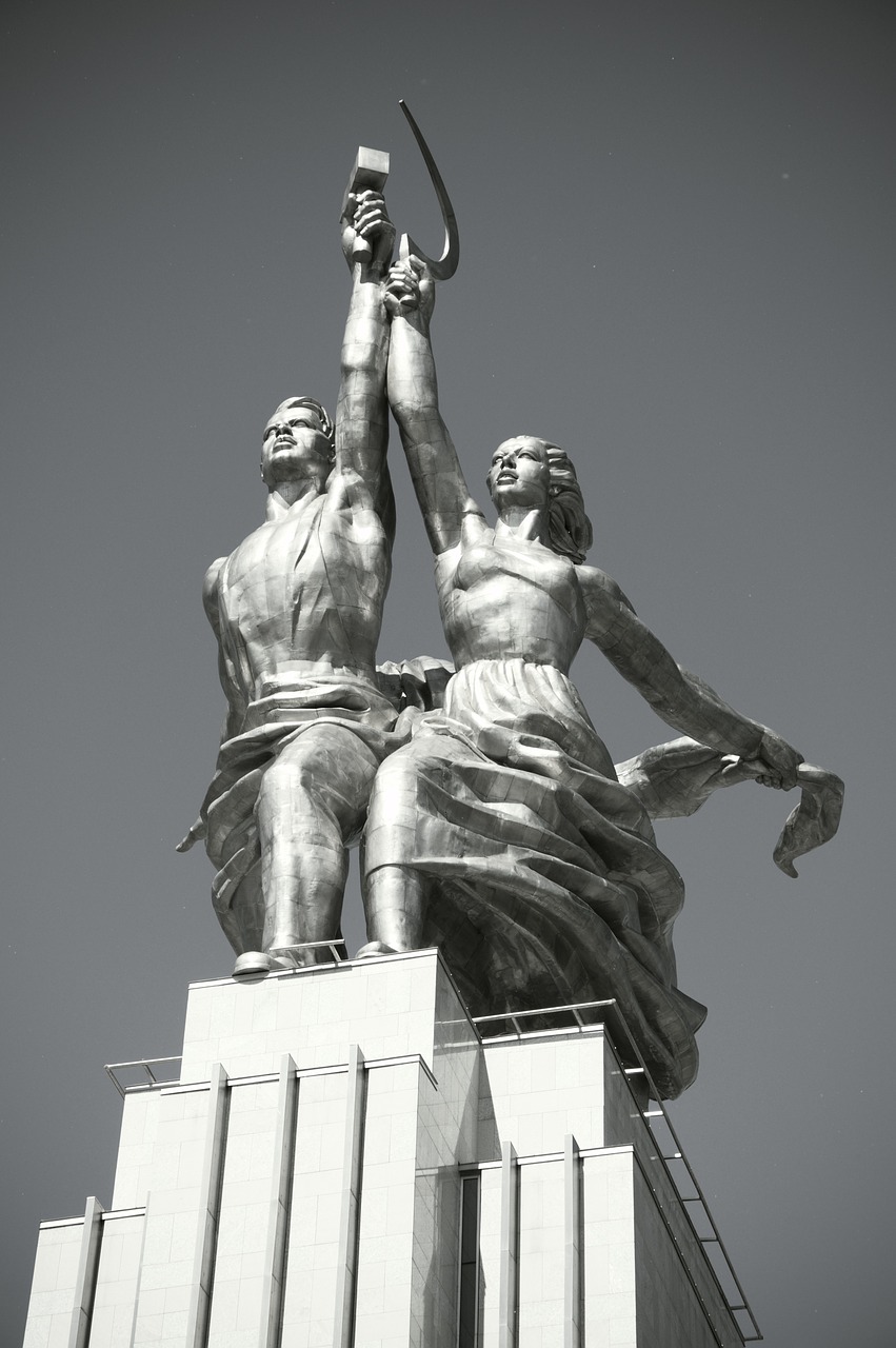 Image - worker and kolkhoz woman monument