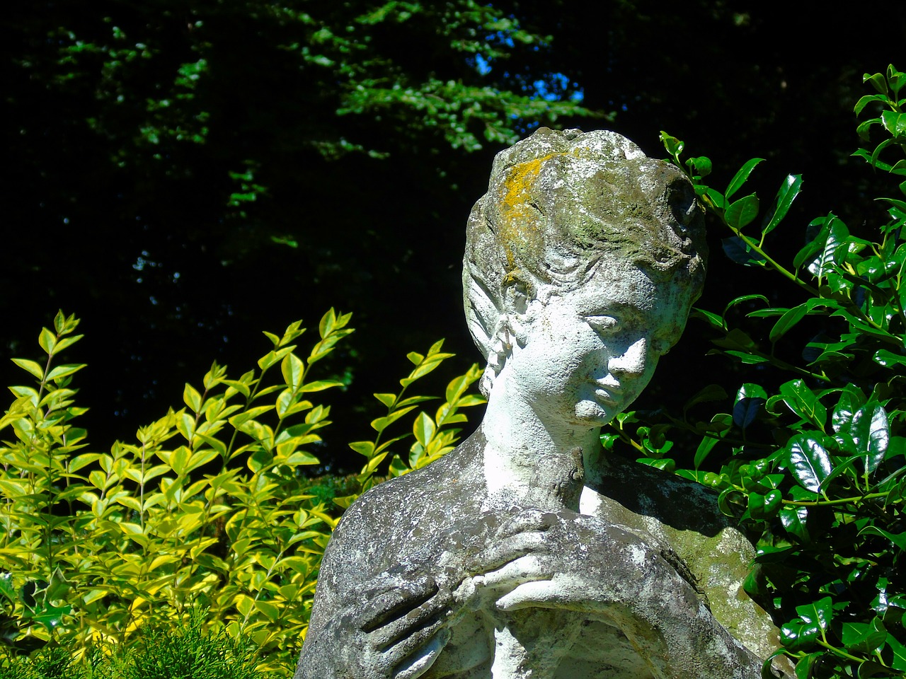 Image - cemetery figure sculpture woman