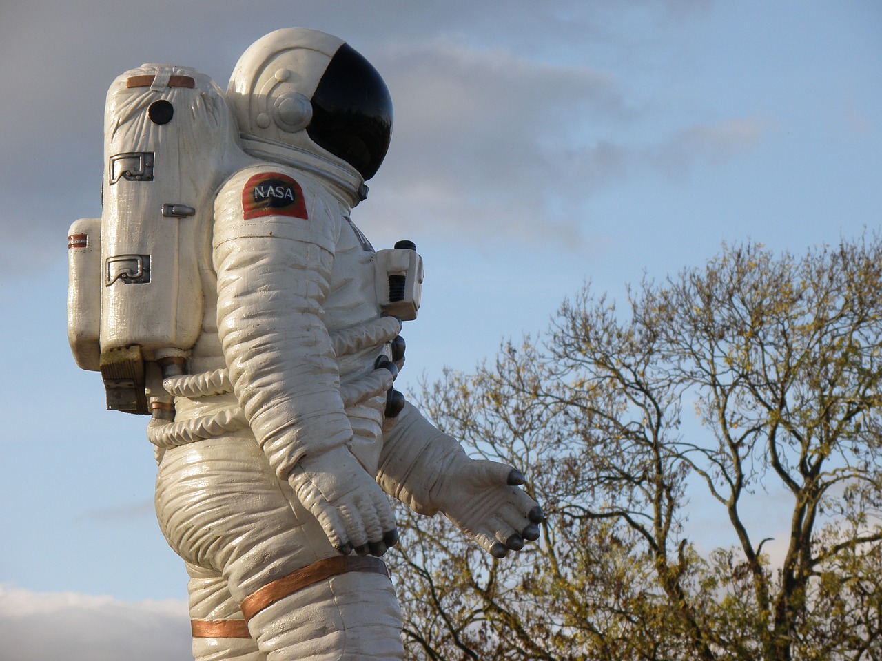 Image - spaceman astronaut statue