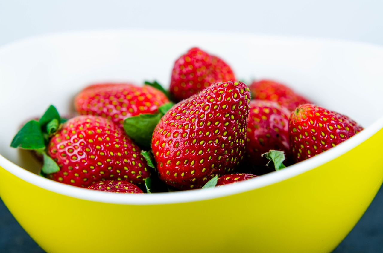 Image - strawberry in yellow bowl