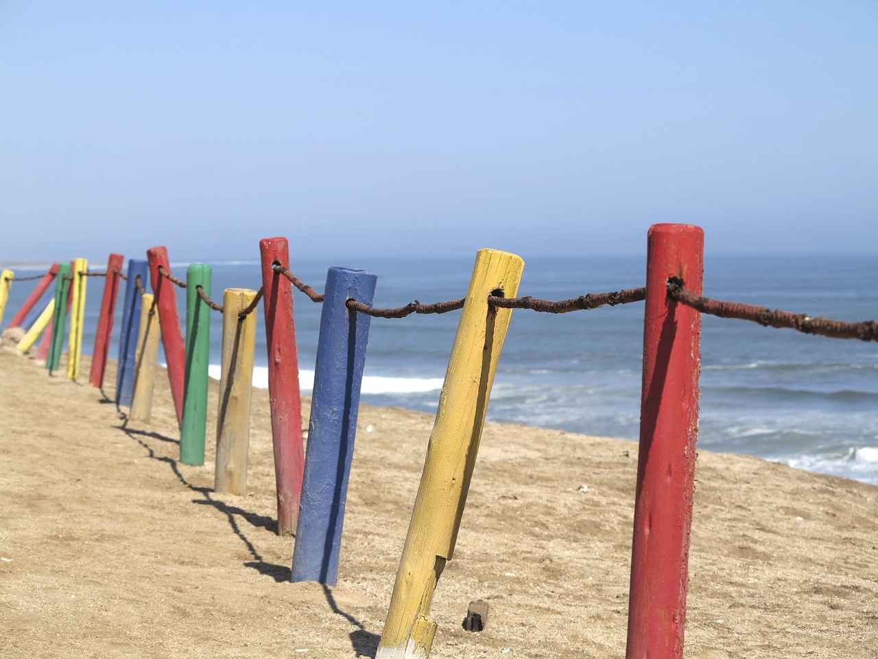 Image - wood fence pile colorful sea