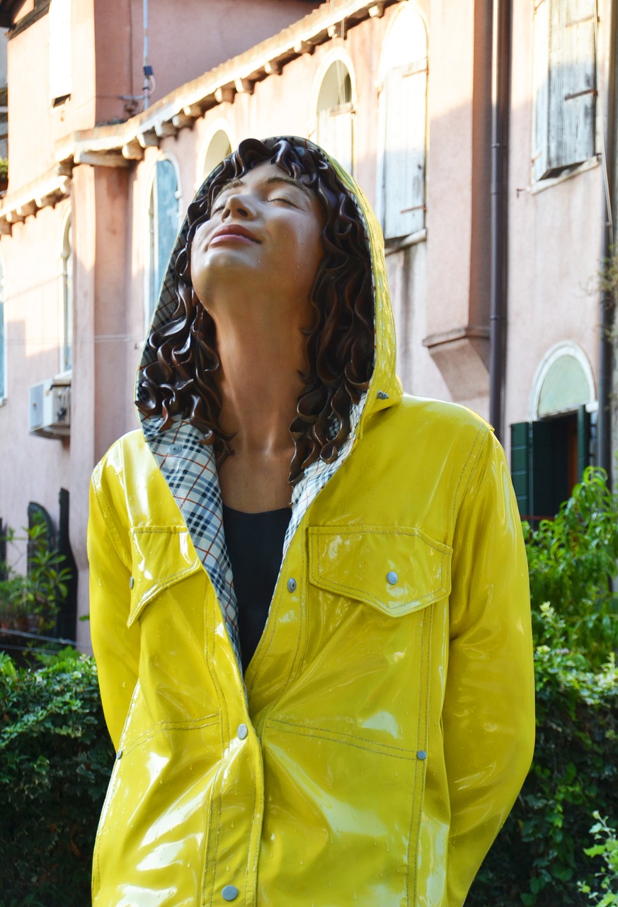 Image - sculpture woman rain