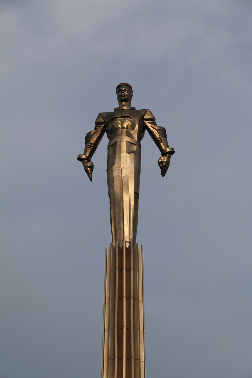 Image - monument statue sculpture man city