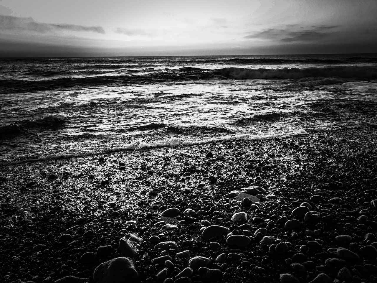 Image - sea sassi black and white beach