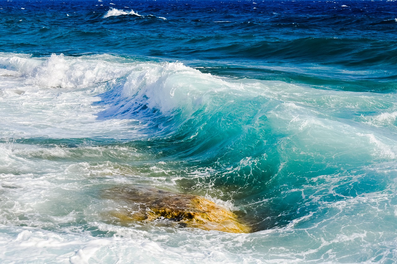 Image - wave smashing transparent water