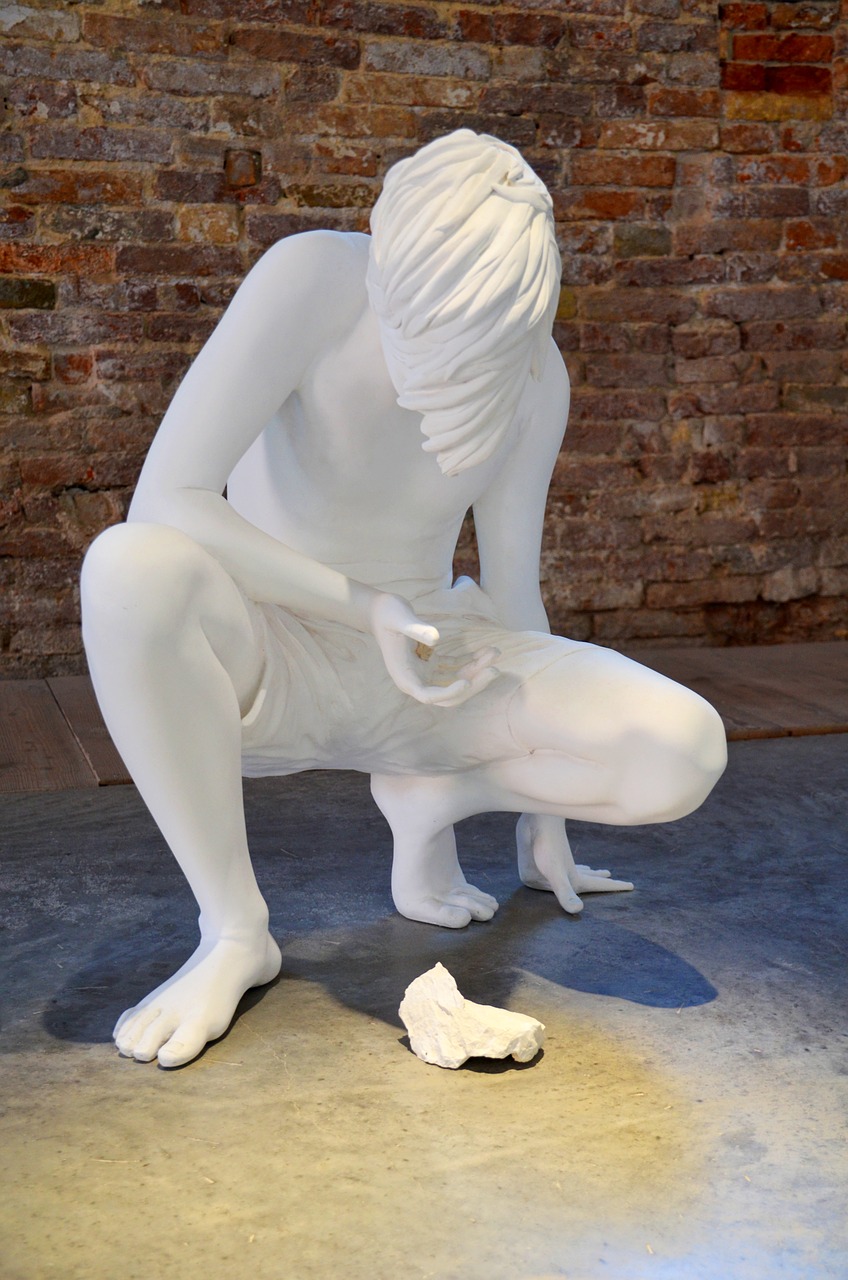 Image - sculpture boy knee stone white