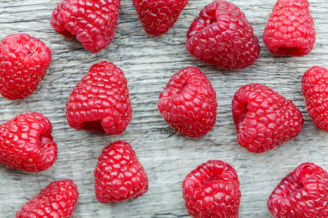 Image - raspberry top view wooden table
