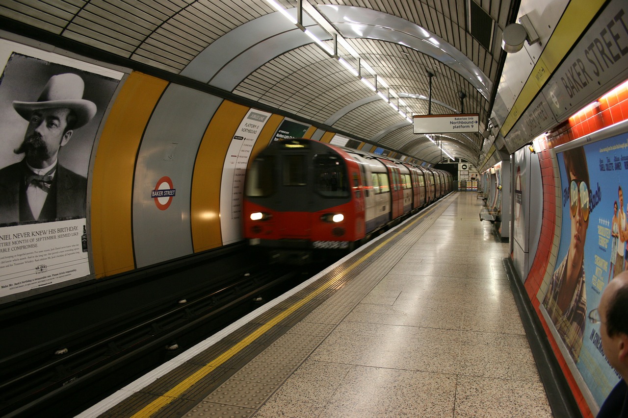 Image - subway train subway station