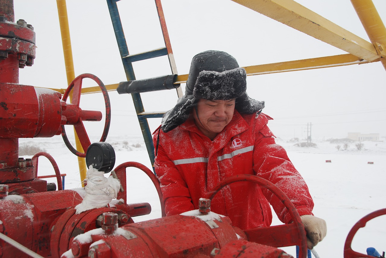Image - oil workers in the snow valve power