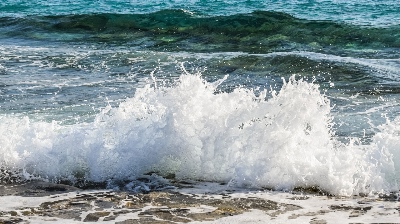 Image - spray foam drops wave smashing