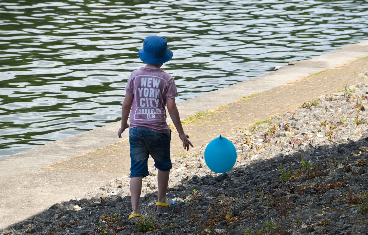 Image - balloon child river kid childhood