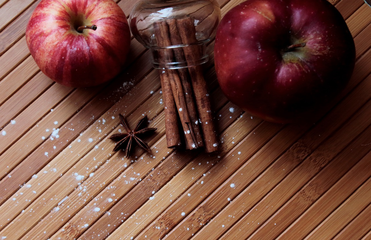 Image - apples cinnamon spices seeds