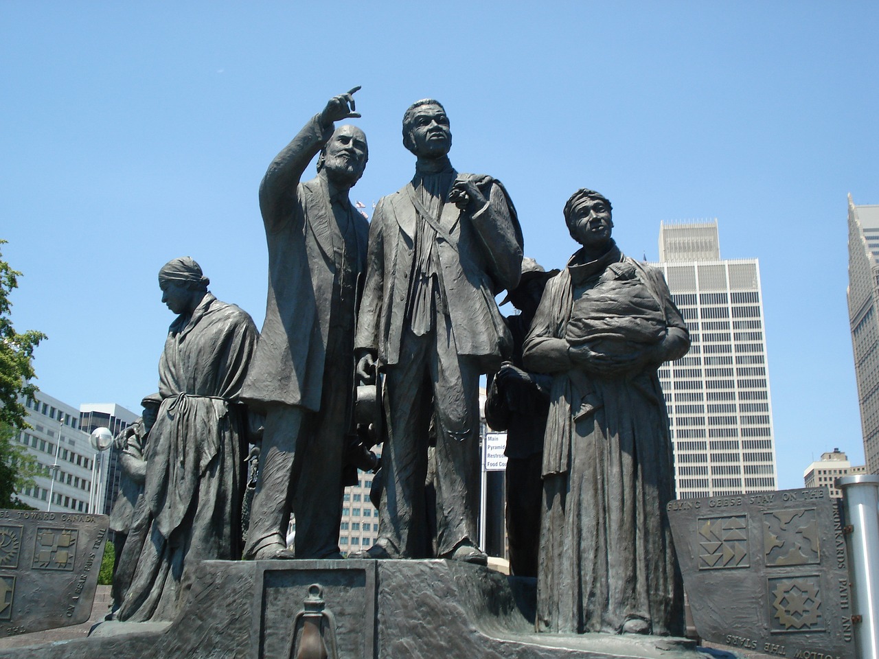 Image - statue of slaves looking to